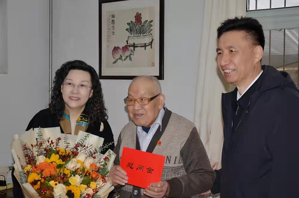 濟(jì)南產(chǎn)發(fā)集團(tuán)黨委副書記、總經(jīng)理黃蓓走訪慰問離休老干部、老黨員